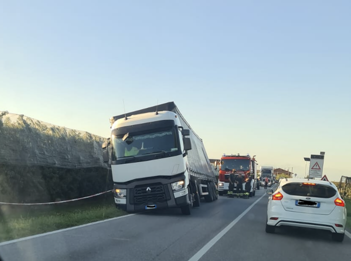 Verzuolo, camion fuori strada in via Villafalletto: code e rallentamenti