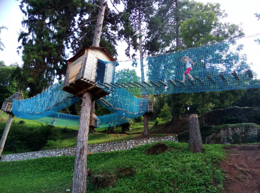 A Borgo riapre il parco Grandis con il suo avventuroso percorso tra gli alberi A Borgo riapre il parco Grandis con il suo avventuroso percorso tra gli alberi