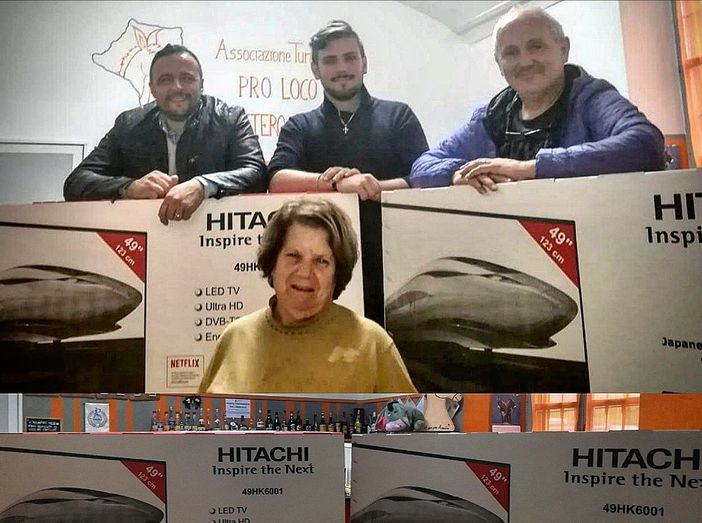 Due televisori a schermo piatto donati dalla Pro Loco di Monastero di Vasco alla locale scuola primaria Due televisori a schermo piatto donati dalla Pro Loco di Monastero di Vasco alla locale scuola primaria