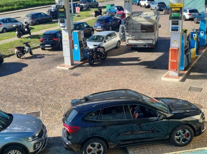 Benzinaio “assediato” durante la Fiera del Tartufo ad Alba: oltre 30 denunce contro chi parcheggia all’interno dell’impianto Benzinaio “assediato” durante la Fiera del Tartufo ad Alba: oltre 30 denunce contro chi parcheggia all’interno dell’impianto