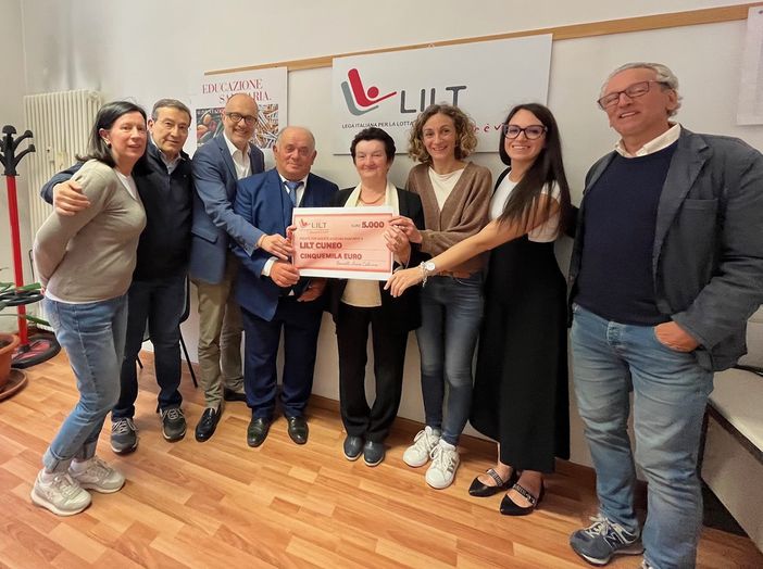 Sposati da 50 anni, festeggiano all'insegna della solidarietà: coppia di Trinità dona 5mila euro alla Lilt