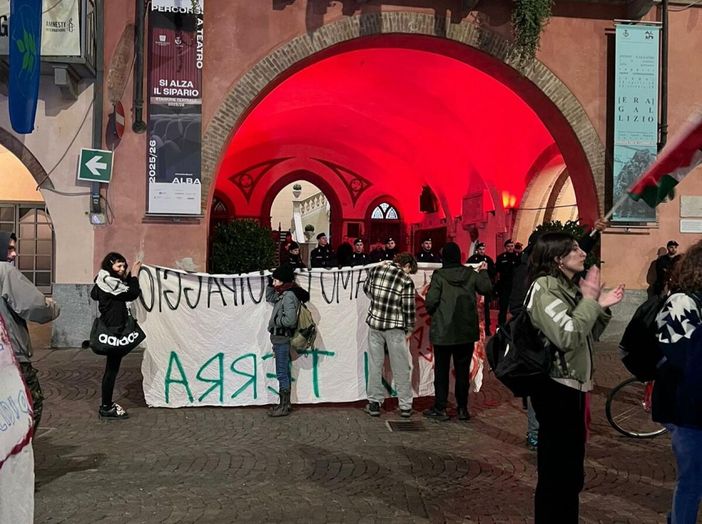 Corteo pro-Palestina sotto il Comune di Alba: tensioni durante la seduta del Consiglio: "La democrazia richiede rispetto"