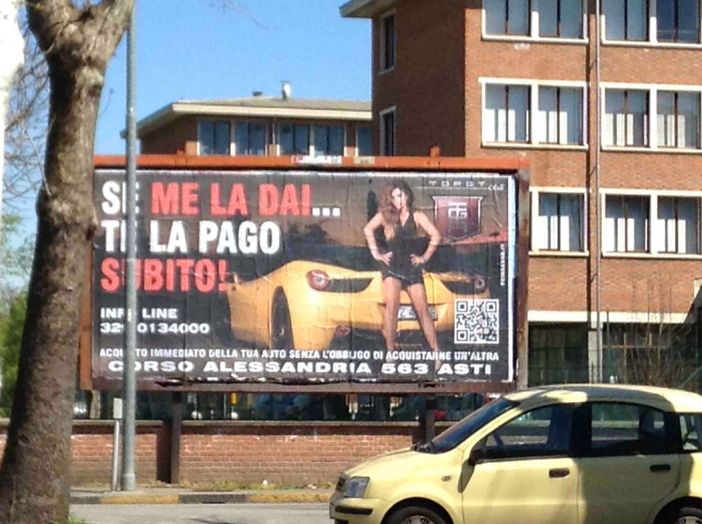 Messaggio lesivo della dignità femminile: ad Alba, richiesta la rimozione di alcuni cartelloni pubblicitari