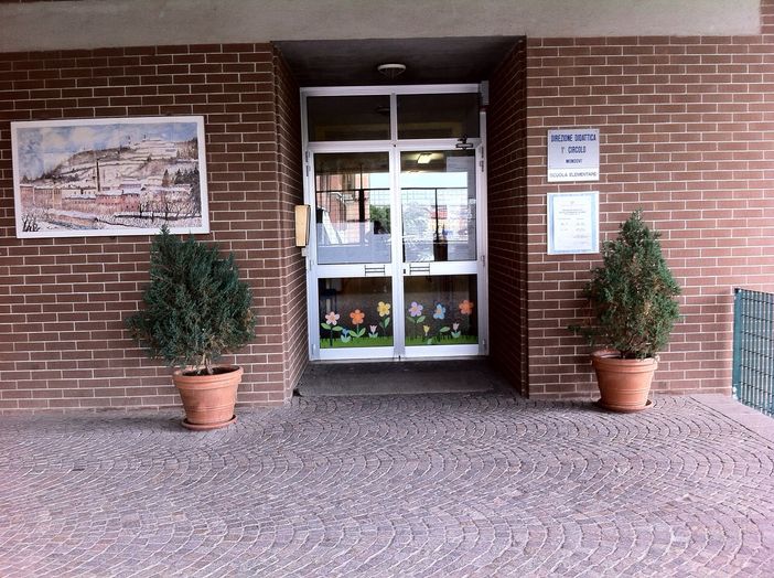 L'ingresso della scuola primaria "Trigari" di Mondovì Breo