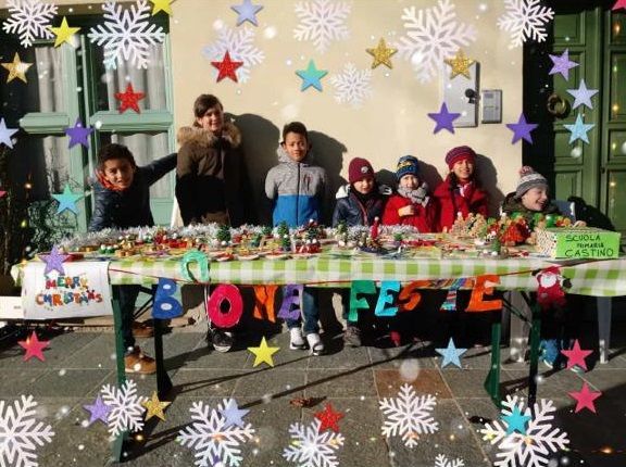 A Castino, bancarella natalizia per i bambini della Scuola primaria A Castino, bancarella natalizia per i bambini della Scuola primaria