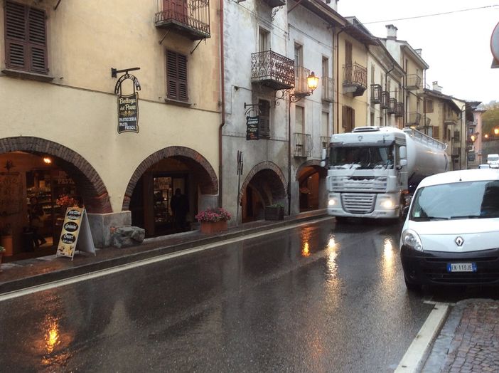 Il centro di Demonte attraversato dai camion