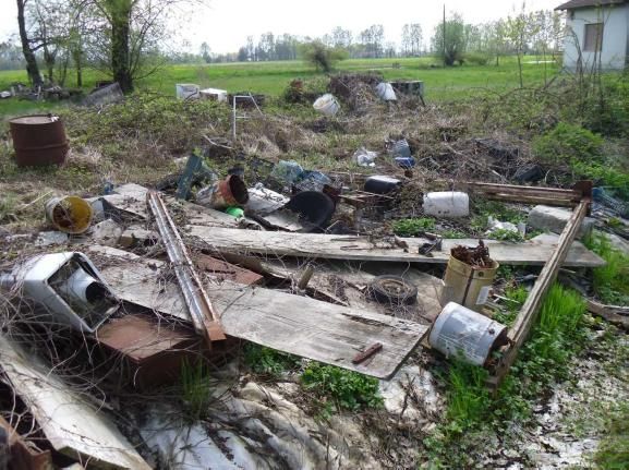 Elettrodomestici, oli e vernici abbandonati in un campo: a Trinità, sequestrata una discarica abusiva