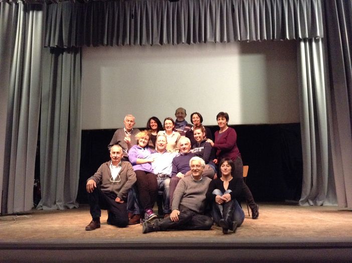 Saluzzo, foto di gruppo della Nuova Compagnia Teatro Don Bosco che debutta venerdì sul palcoscenico fresco di restyling