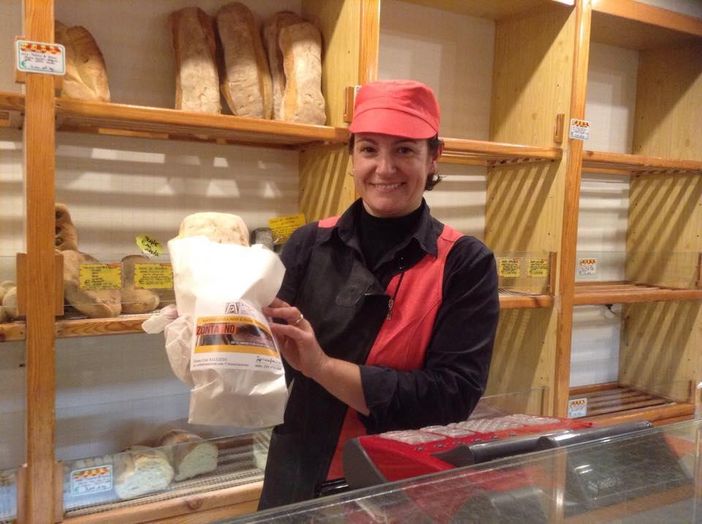 Saluzzo, sacchetti di carta con lo slogan La violenza non è pane quotidiano dell'iniziativa Zonta