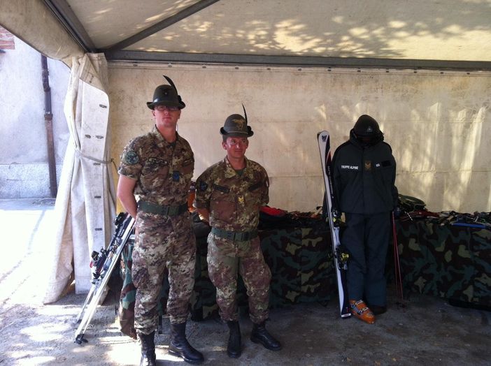 Famiglie con bambini alla mostra statica degli Alpini