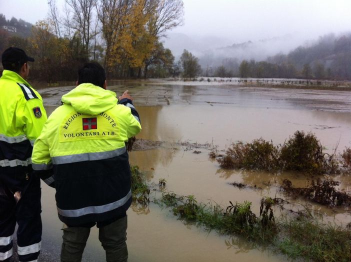 Volontari impegnati nel monitoraggio del Bormida nel momento di massima piena