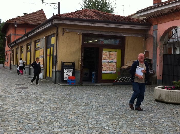 L'immobile di proprietà del Comune che ospita il supermercato di piazza San Rocco a Revello
