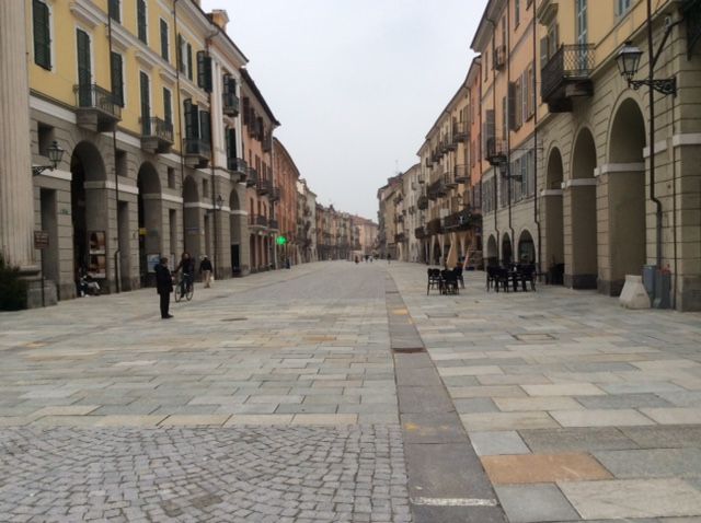 Stabilite tutte le regole per la circolazione in via Roma: bici sì e qualche deroga per agevolare i commercianti