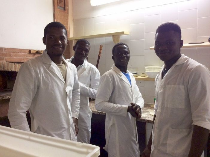 Futuri pizzaioli, apicoltori, sarti: ad Entracque i migranti imparano un mestiere per costruirsi un futuro