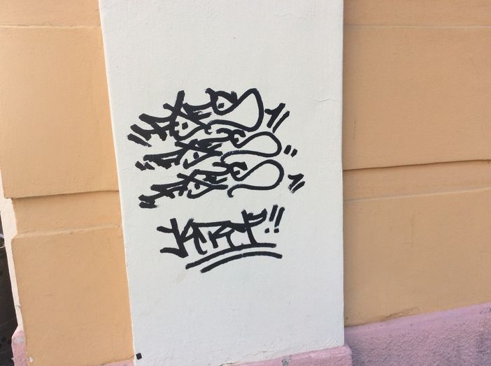 Le scritte apparse sul muro in via Grandis, a Cuneo