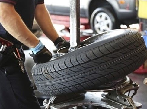 E’ ora del cambio gomme: da venerdì 15 aprile via le invernali