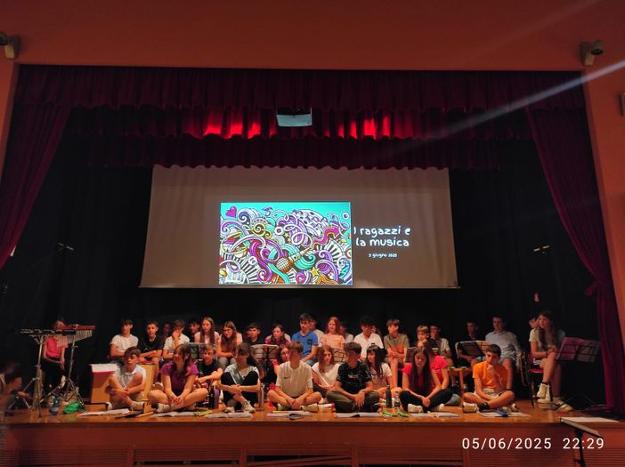Villafalletto: gli studenti del “Frassati” in scena con “I ragazzi e la musica” tra emozioni e impegno Villafalletto: gli studenti del “Frassati” in scena con “I ragazzi e la musica” tra emozioni e impegno