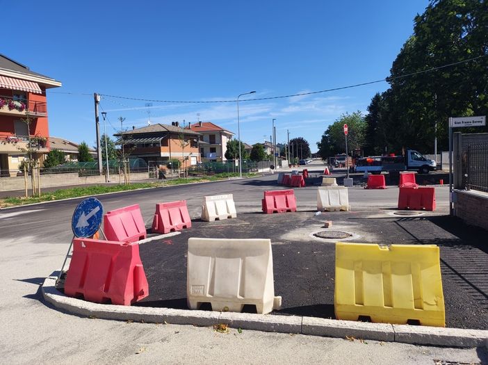 Cuneo, proseguono i lavori davanti alle scuole medie a Borgo San Giuseppe