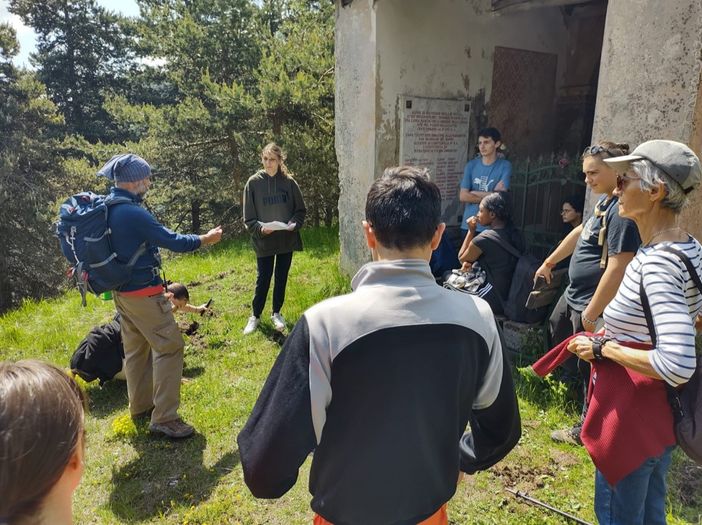 Gli allievi del Donadio accompagnatori  della marcia sui sentieri partigiani dell'Anpi Dronero e Valle Maira