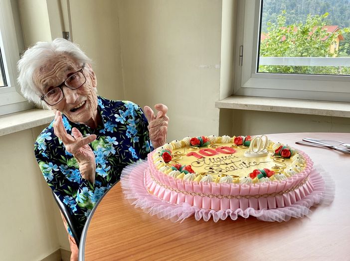 Auguri ad una splendida nonna: Beatrice Basso ha spento 100 candeline