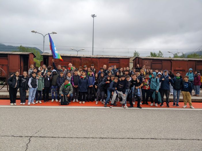 Toccante visita didattica per gli alunni di Carrù nel segno del ricordo [FOTO]