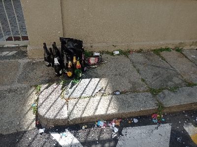 Bottiglie abbandonate e sporcizia per i festeggiamenti della maturità anche in via Barbaroux