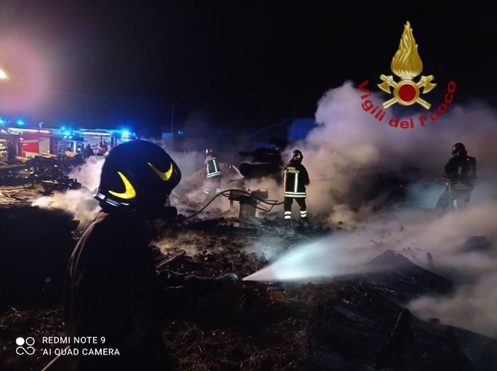 Costigliole Saluzzo: a fuoco legnaia sulla strada per Piasco Costigliole Saluzzo: a fuoco legnaia sulla strada per Piasco