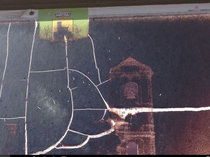 Barbaresco: e dal campanile fa capolino l'orologio