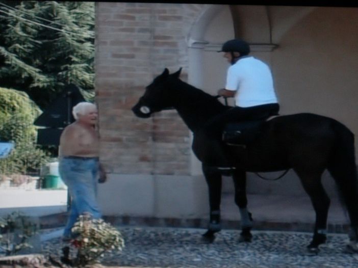 Il dottore Roberto Anfosso a cavallo: una scena che resterà nella memoria del territorio