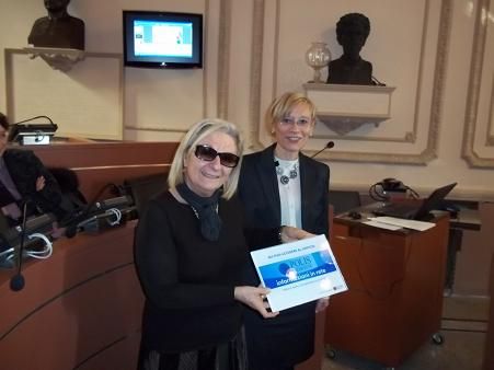 Il sindaco di Bra Bruna Sibille ritira la targa Polis