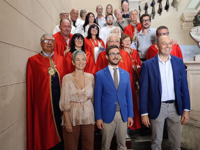 Alba ha consegnato le nuove bandiere ai nove borghi cittadini [LE FOTO]