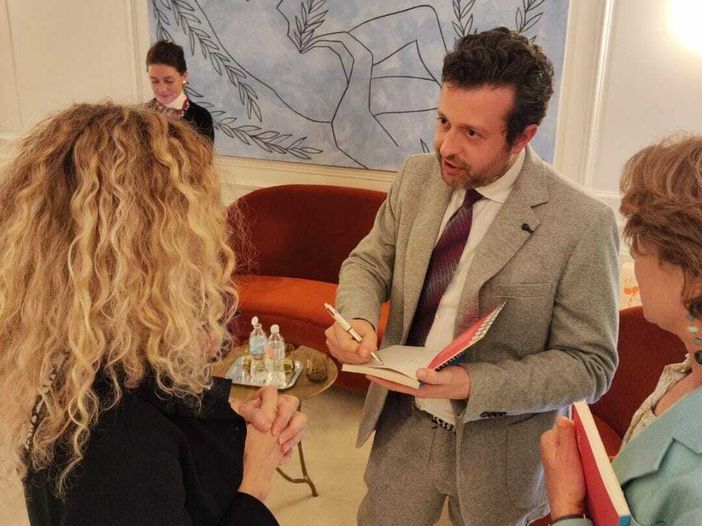 Francesco Piccat con il libro “Champagne – passato, presente e futuro di un vino leggendario” Francesco Piccat con il libro “Champagne – passato, presente e futuro di un vino leggendario”