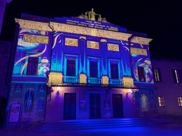 Il teatro Milanollo illuminato per le feste