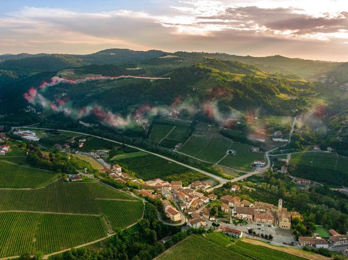 Il tricolore nel cielo di Cossano Belbo
