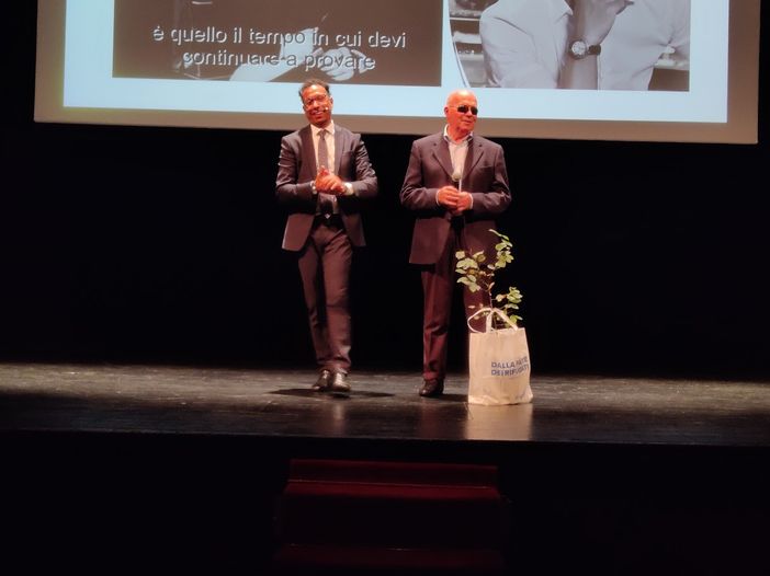 Robert Jhonson e Canale Ecologia sul palco del Teatro Toselli a Cuneo Robert Jhonson e Canale Ecologia sul palco del Teatro Toselli a Cuneo