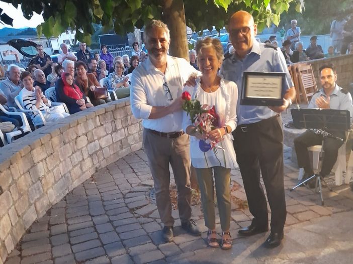 Nella foto il sindaco Bezzone (a sinistra) e il presidente della banda insieme alla moglie