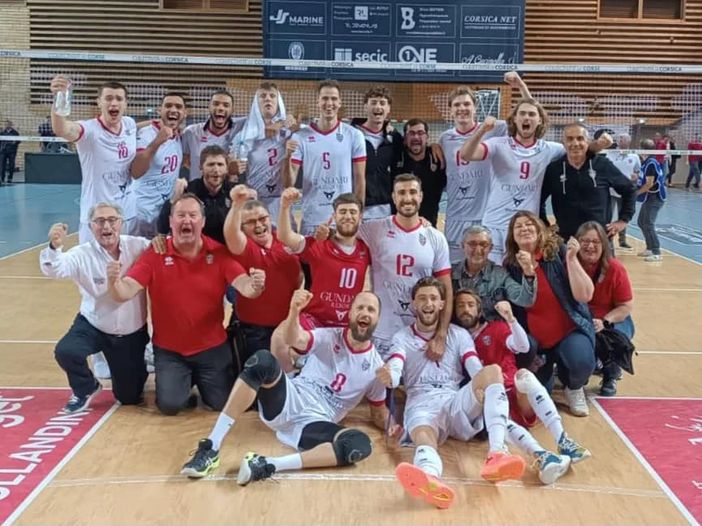 La gioia di Roberto Serniotti e della sua squadra dopo la vittoria di Ajaccio (Foto: AS Cannes Volleyball) La gioia di Roberto Serniotti e della sua squadra dopo la vittoria di Ajaccio (Foto: AS Cannes Volleyball)