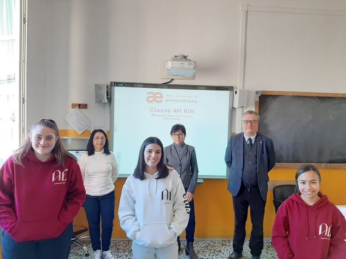 Sofia Alessia e Licia con il Preside e le insegnanti che hanno seguito il progetto