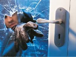 Ceva, si sveglia e trova i ladri in casa