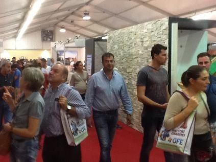 GianMaria Barolo in camicia blu tra la gente negli stand
