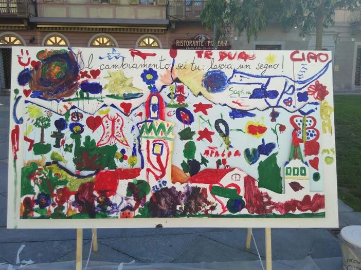 Saluzzo. Il cartello del'iniziativa "Lascia un segno" del Clan Caterina in piazza Cavour