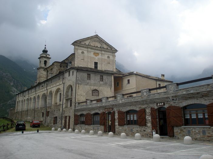 L'uomo è morto nel piazzale del Santuario di San Magno