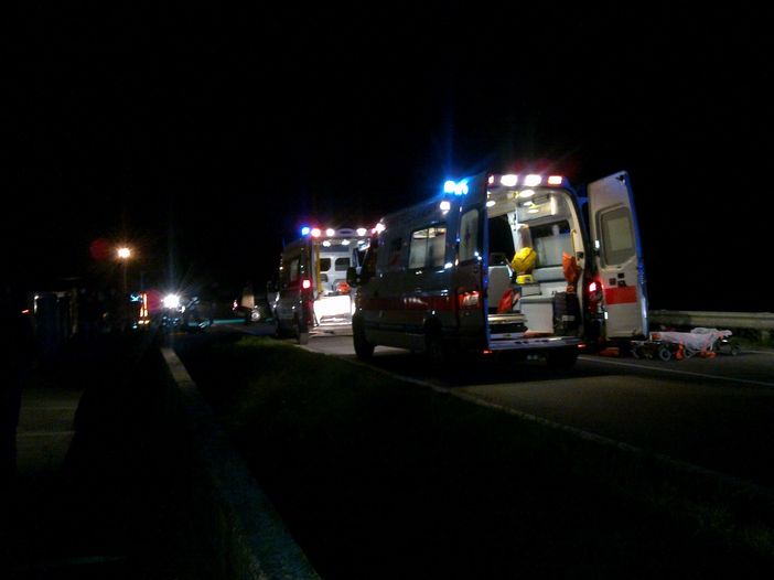 Le foto dei primi soccorsi sul luogo dell'incidente (© targatocn.it) Le foto dei primi soccorsi sul luogo dell'incidente (© targatocn.it)