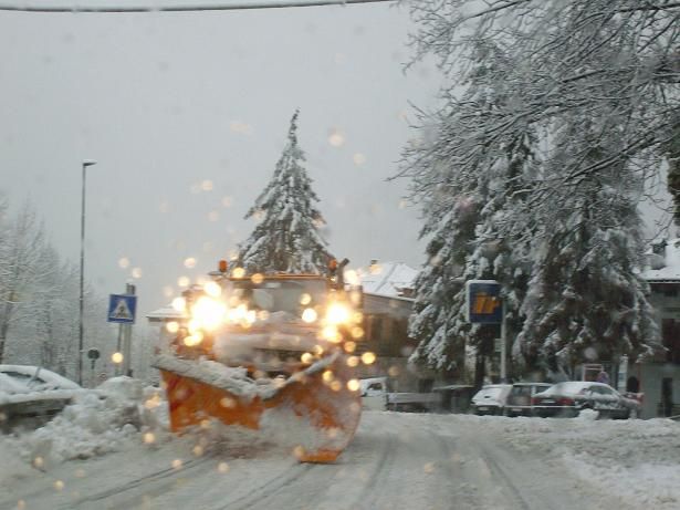 Colli ed Autostrada percorribili, meglio se con catene. Viabilità regolare. Mezzi spartineve in azione