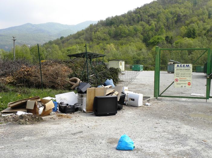 Fuori dalla discarica la scena si presenta così