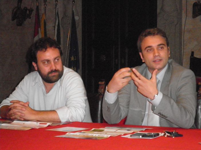 L'assessore Paonne mentre spiega l'iniziativa