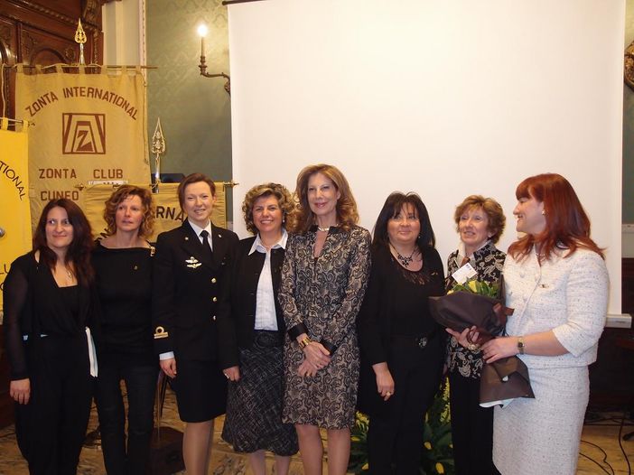 Da sinistra: Claudia Canadese, Antonella Conti ( presidente club Zonta Saluzzo), Daniela Giordano, Rosina De Luca (presidente club Cuneo) , il prefetto Patrizia Impresa, Ivana Salotti ( presidente club Alba), Fulvia Quagliotti, Nadia Biancato, governor area 30 Zonta.