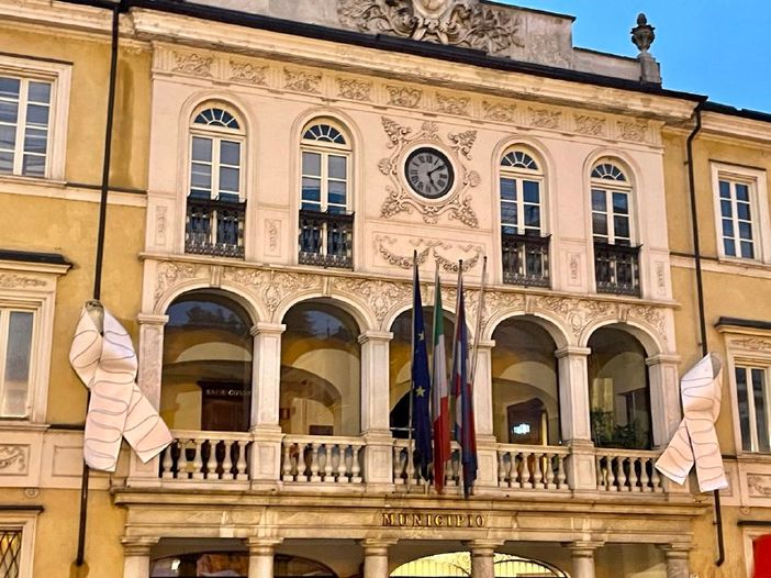 A Mondovì due fiocchi bianchi sul municipio per la prevenzione del cancro al polmone