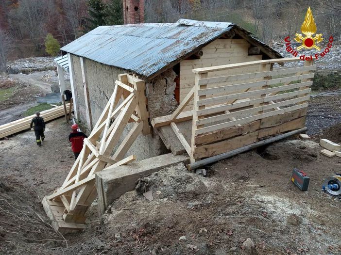 Gravi danni alla chiesetta di San Pancrazio a Limone Piemonte: al lavoro i vigili del fuoco (FOTO) Gravi danni alla chiesetta di San Pancrazio a Limone Piemonte: al lavoro i vigili del fuoco (FOTO)