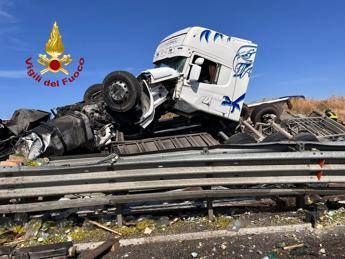 Sardegna, tir si ribalta su Statale 131: morto camionista 48enne Sardegna, tir si ribalta su Statale 131: morto camionista 48enne